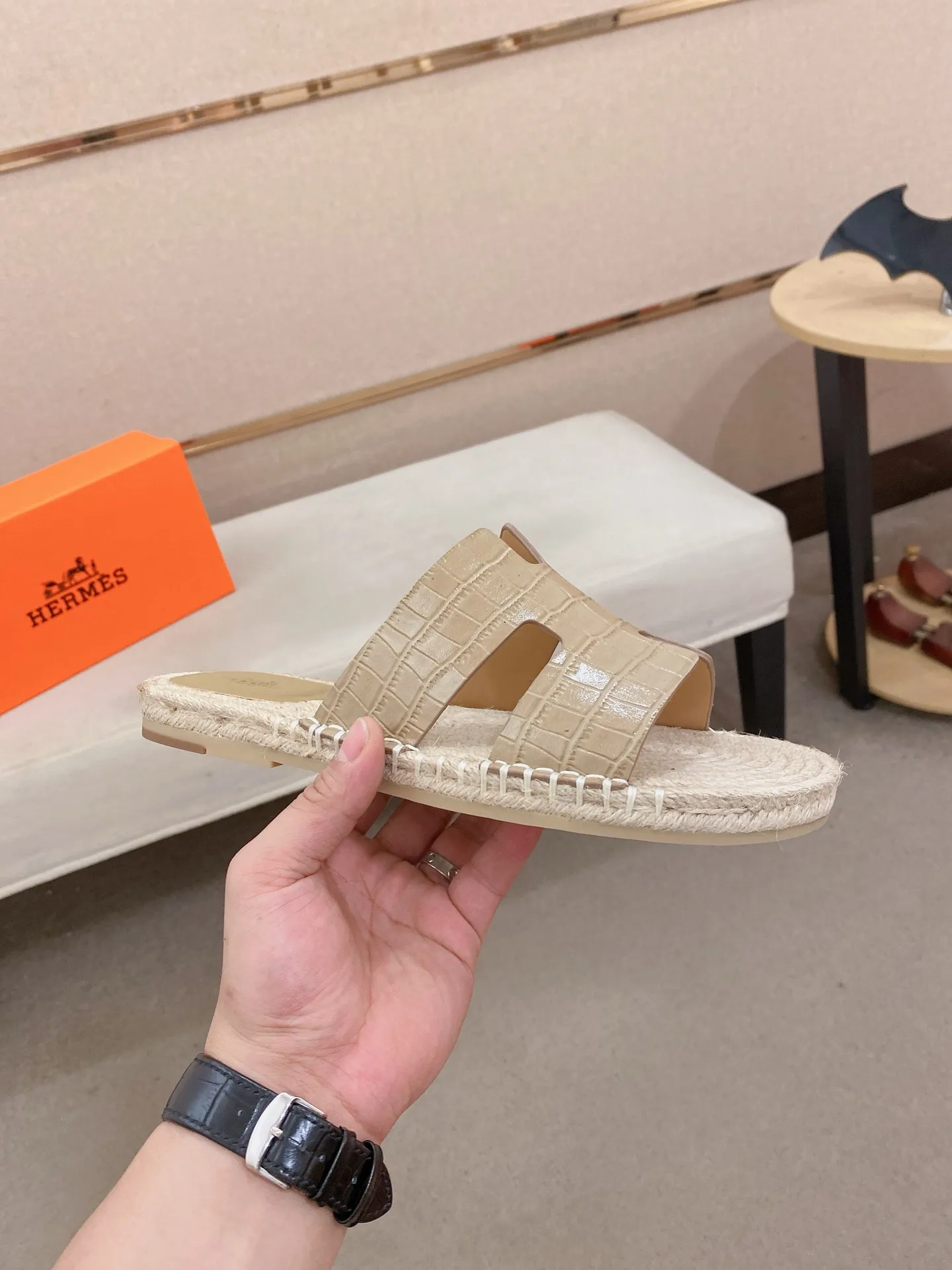 Factory price: 340💰high-end version. "HERMES" Hermès 💁♂️Men's casual slippers, compare the quality at the counter🧚🏿♂️ The upper is made of cowhide leather 🐊crocodile pattern workmanship, purely hand-drawn, raw rubber breathable and non-slip outsole, the inner is breathable and comfortable lambskin, the density is 100% comfortable, the original rubber outsole is wear-resistant and has a code number of 38-44. Can be customized 45-46-47💥🏆